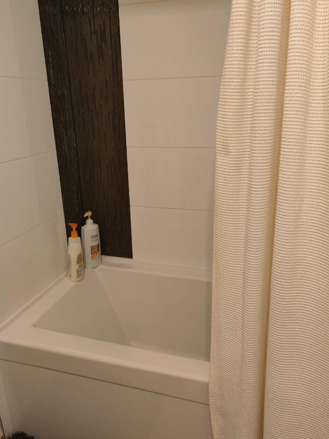 Lovely 1 Bedroom Condo Victoria Esterno foto